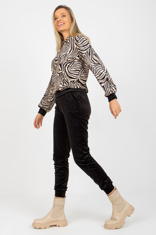 Beeži ja musta veluuri komplekt... Beeži ja musta veluuri komplekt...