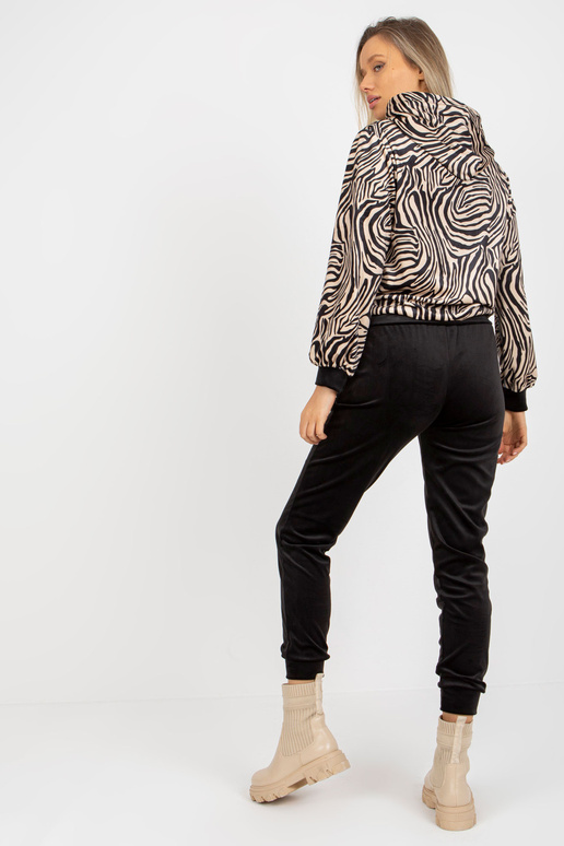 Beeži ja musta veluuri komplekt... Beeži ja musta veluuri komplekt...