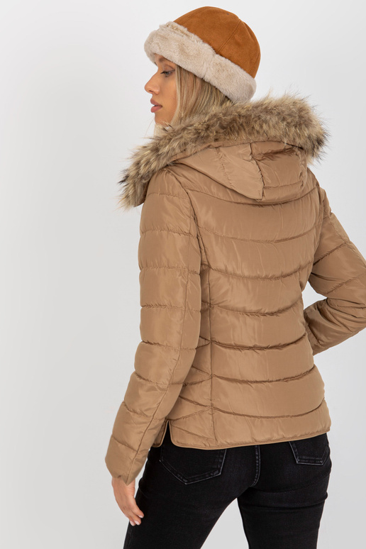 Kapuutsil karusnahaga kaameli...