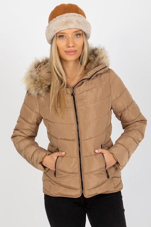 Kapuutsil karusnahaga kaameli...