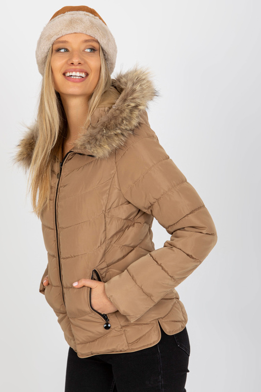 Kapuutsil karusnahaga kaameli...