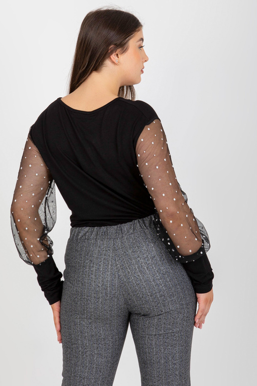 Must naiste suures suuruses...