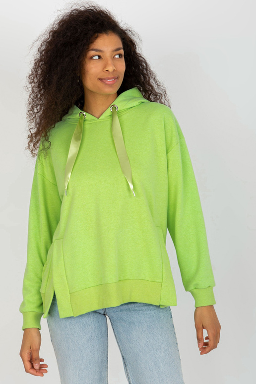 Heleroheline kapuutsiga pusa ja lõhikud