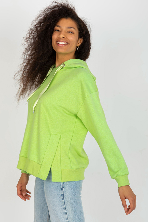 Heleroheline kapuutsiga pusa ja lõhikud