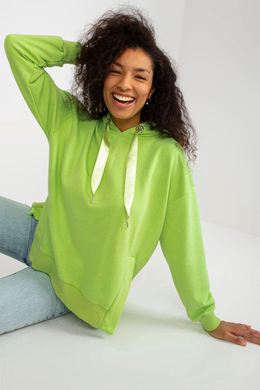 Heleroheline kapuutsiga pusa ja lõhikud