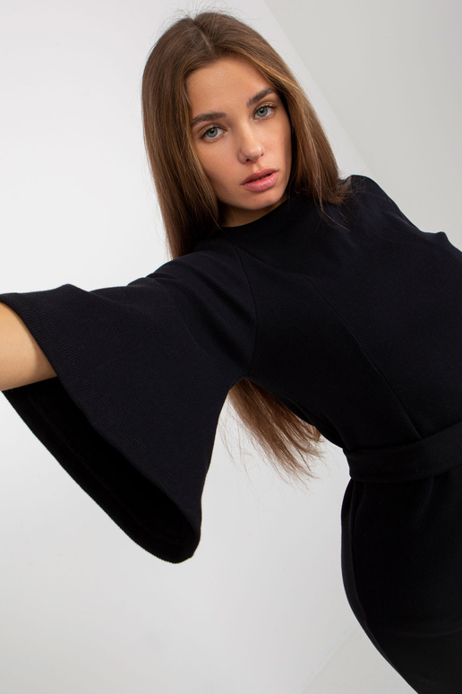 Must soonikkoes laiade varrukatega...