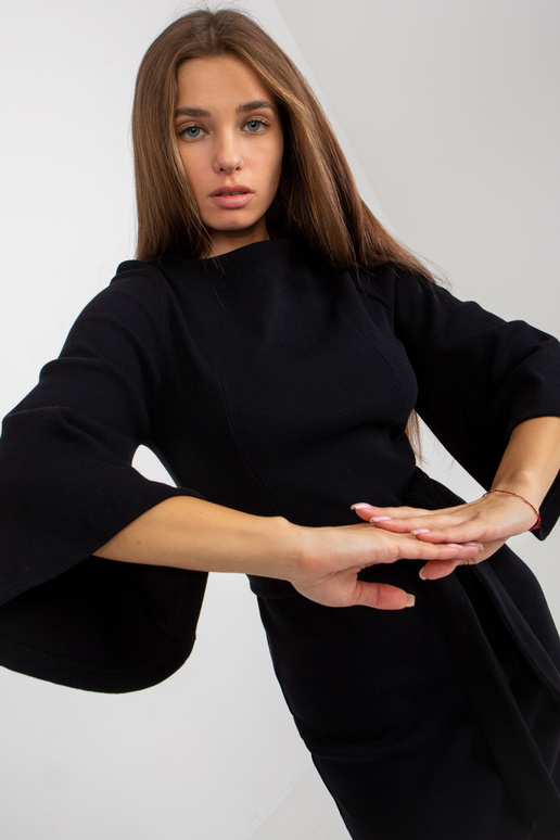 Must soonikkoes laiade varrukatega...