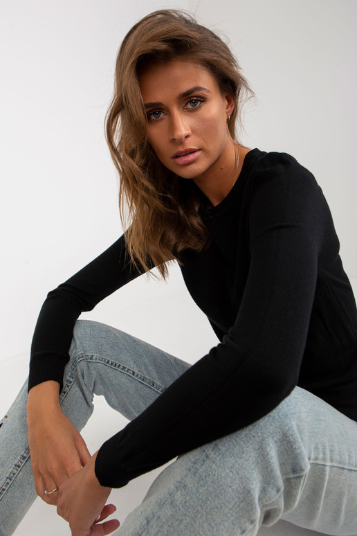 Must klassikaline ümara kaelusega...