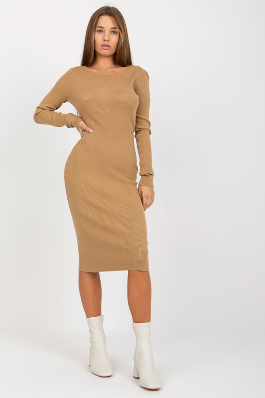 Kaameli kootud kleit, mille seljas on...