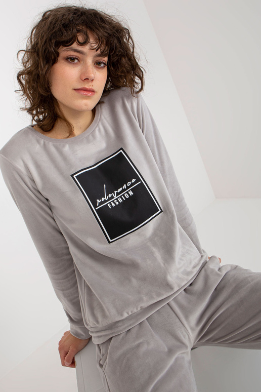 Helehall naiste ümara kaelusega... Helehall naiste ümara kaelusega...