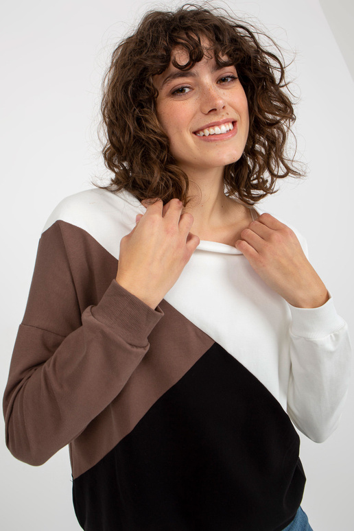 Valge ja must ümara kaelusega...