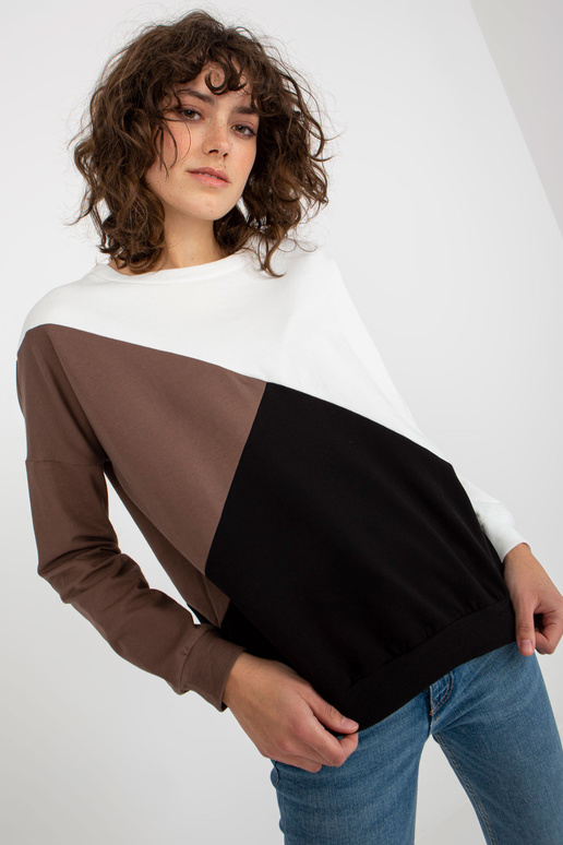 Valge ja must ümara kaelusega...