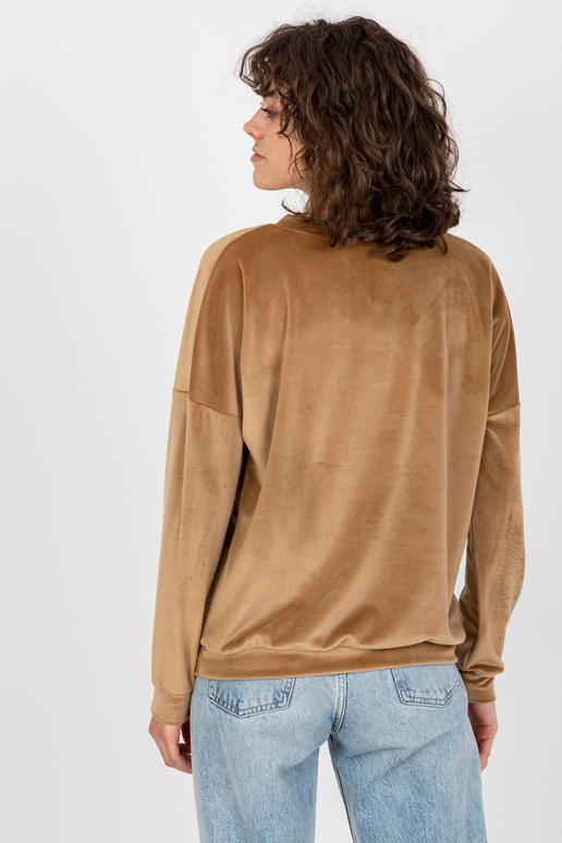 Kaameli veluurist kapuutsita...