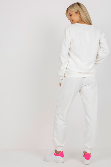 Ecru kaheosaline tikandiga...