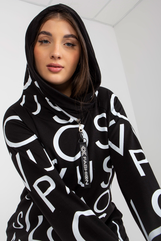 Must naiste suures suuruses trükiga...