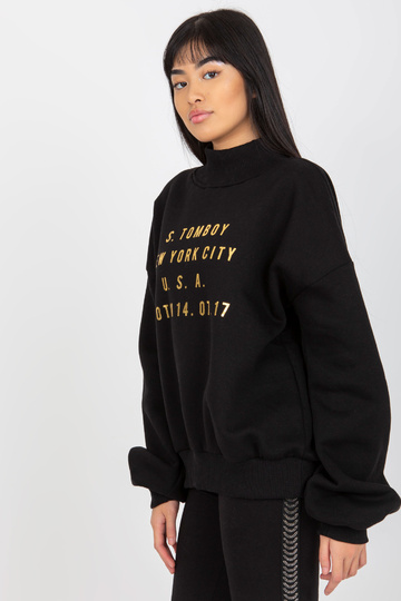 Must trükise ja kaelusega...