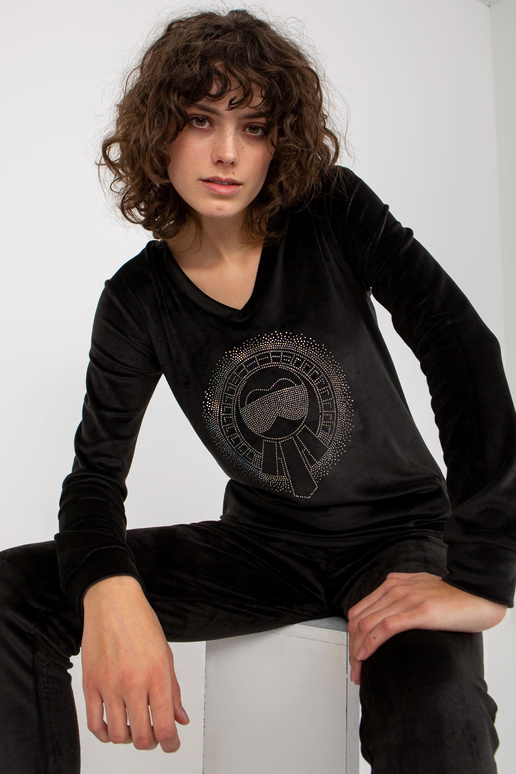 Must kaheosaline aplikatsiooniga... Must kaheosaline aplikatsiooniga...