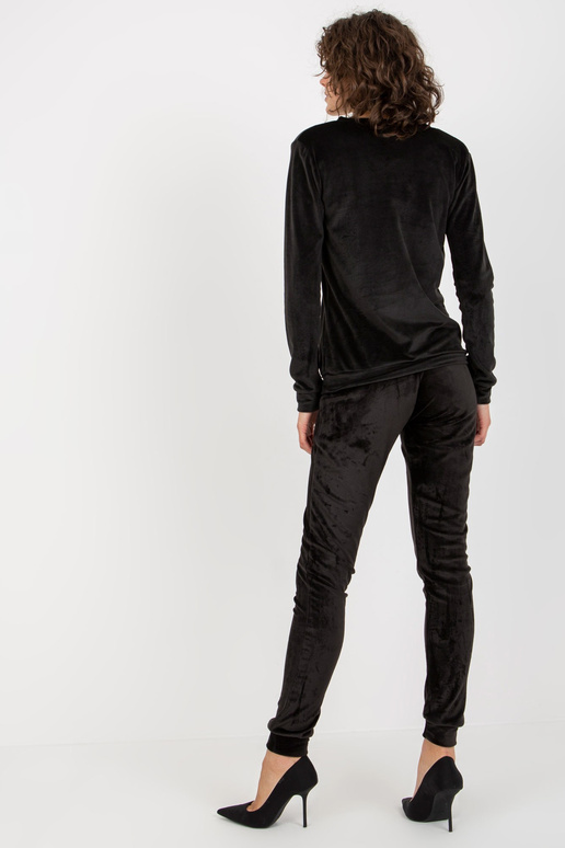 Must kaheosaline aplikatsiooniga... Must kaheosaline aplikatsiooniga...