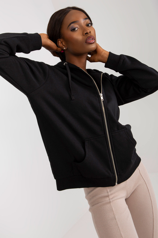 Must põhiline lukuga kapuutsiga...