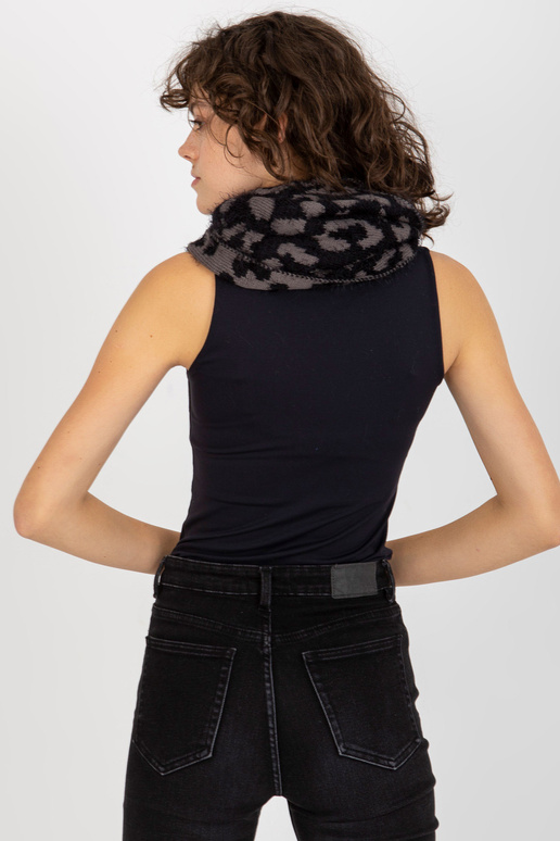 Must ja tumehall mustritega talvekorsten