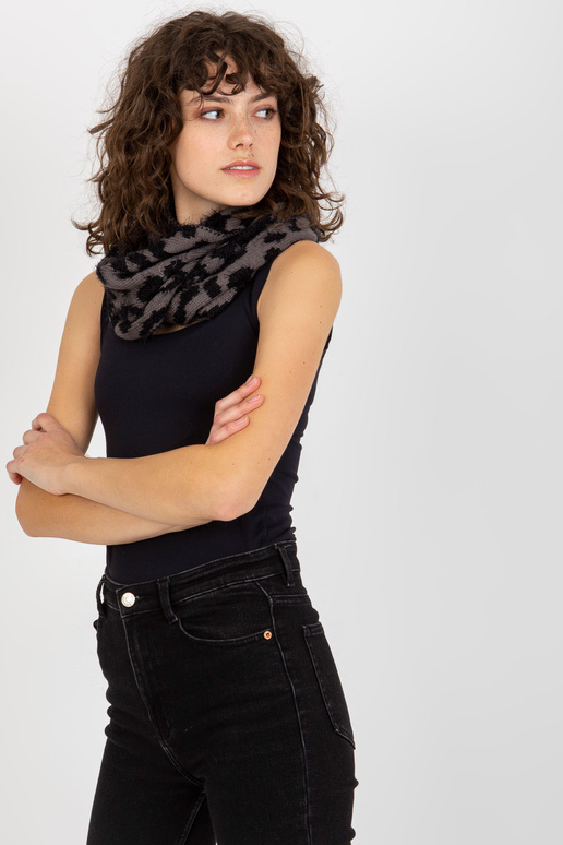 Must ja tumehall mustritega talvekorsten