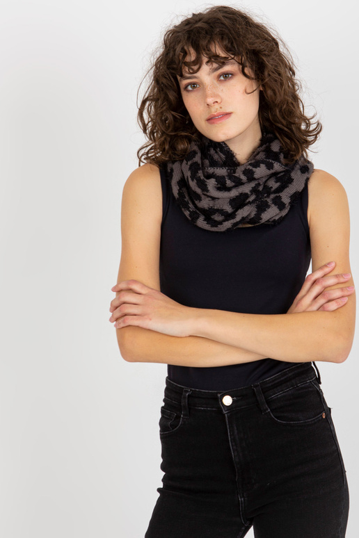 Must ja tumehall mustritega talvekorsten