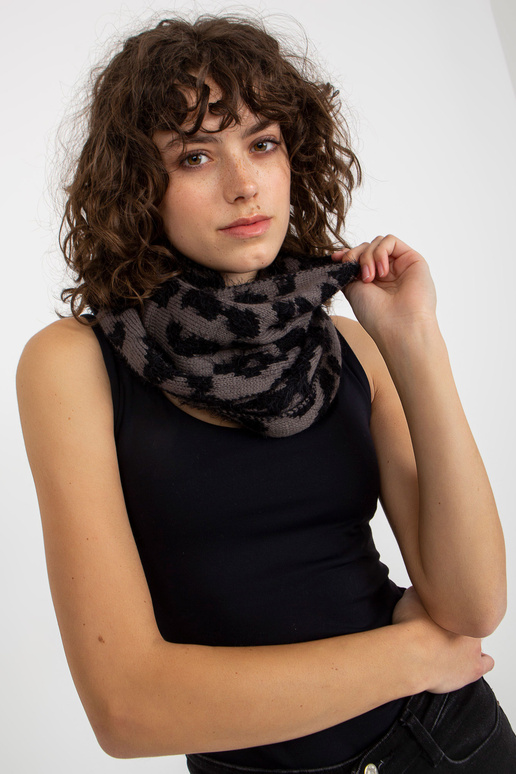 Must ja tumehall mustritega talvekorsten