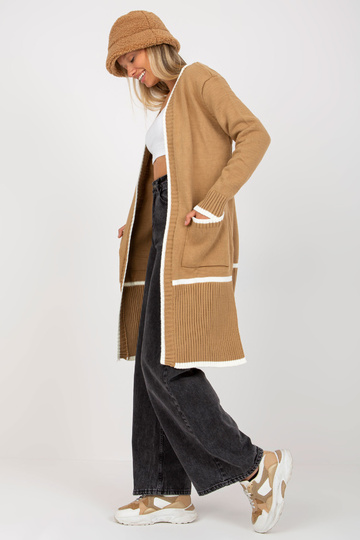 Tumebeež naiste taskutega...