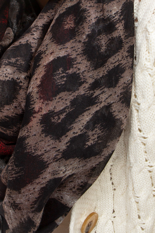 Must-punane loomamustriga tropikorsten