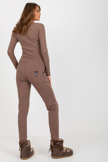 Pruunid lihtsad taskutega...