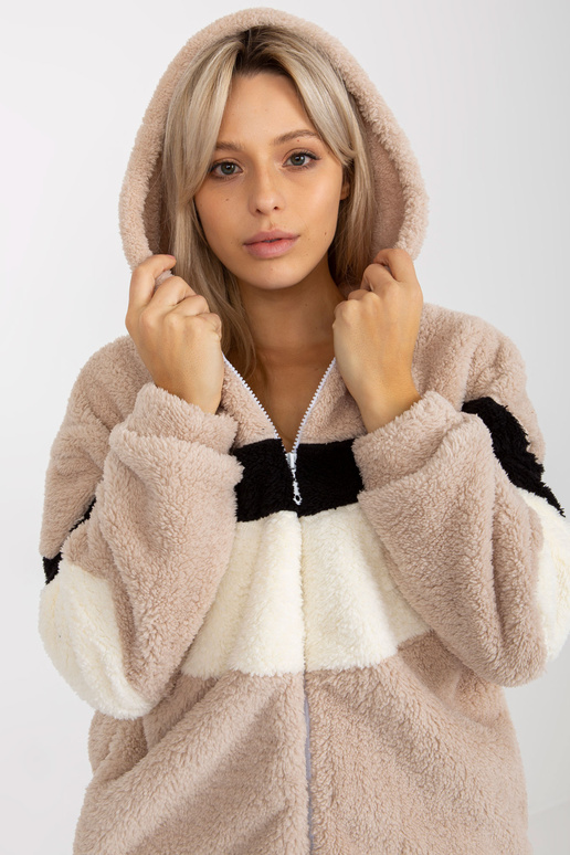 Beeži ja musta kardiganiga...