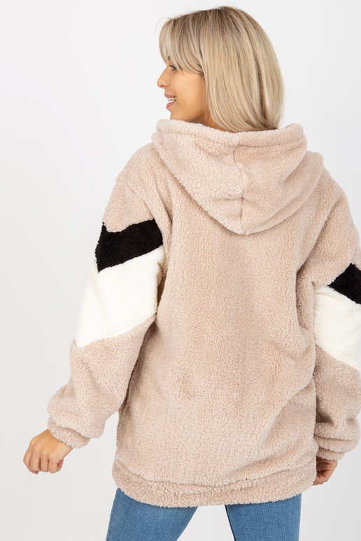 Beeži ja musta kardiganiga...