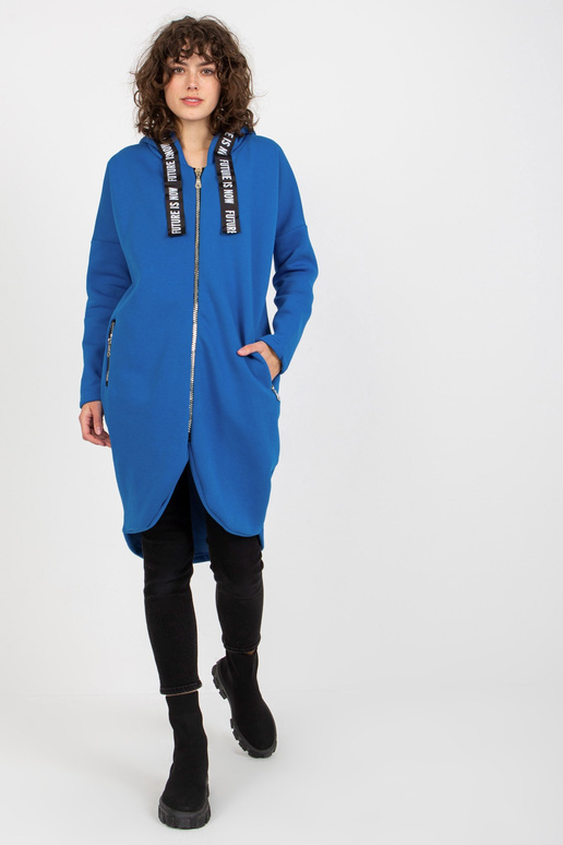 Tumesinine pikk pusa kapuutsiga