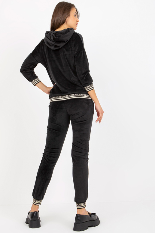 Schwarzes zweiteiliges Velours-Set... Schwarzes zweiteiliges Velours-Set...