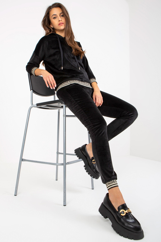 Schwarzes zweiteiliges Velours-Set... Schwarzes zweiteiliges Velours-Set...