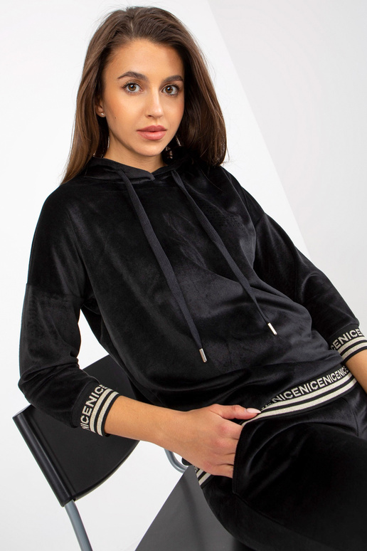 Schwarzes zweiteiliges Velours-Set... Schwarzes zweiteiliges Velours-Set...