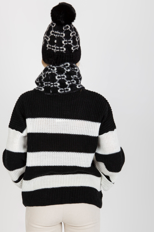 Must-valge pompooniga naiste talvemüts