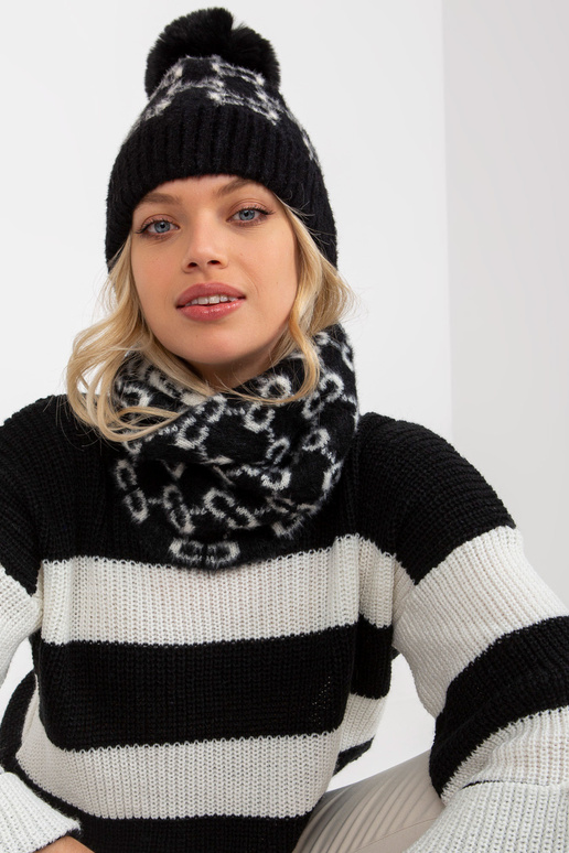 Must-valge pompooniga naiste talvemüts