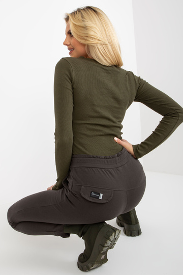 Lihtsa säärtega khakivärvi... 2