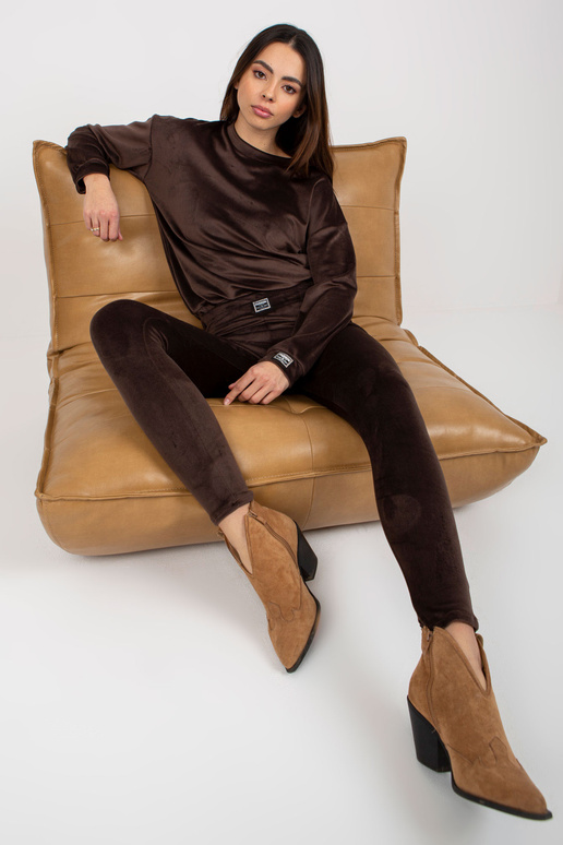 Tumepruun naiste veluurikomplekt... Tumepruun naiste veluurikomplekt...