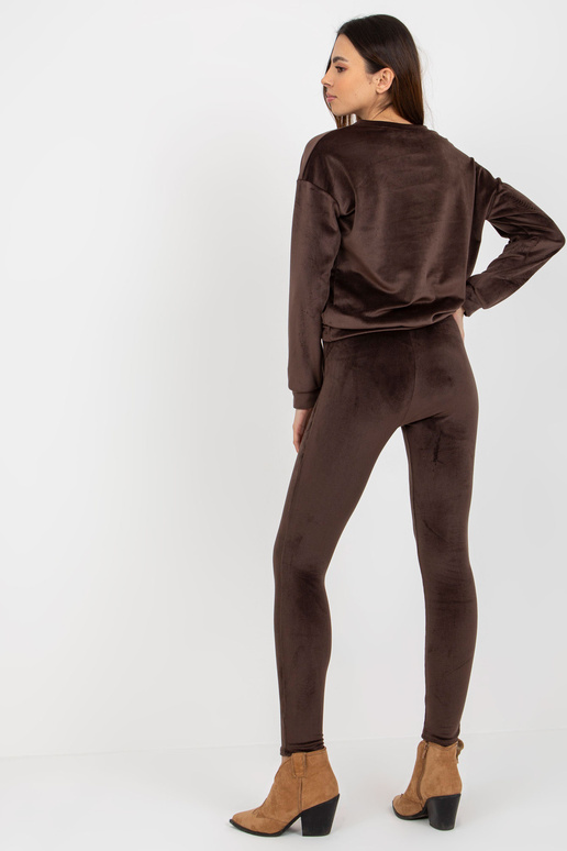 Tumepruun naiste veluurikomplekt... Tumepruun naiste veluurikomplekt...