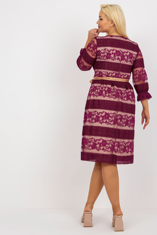 Lilla suures suuruses pitsiga...