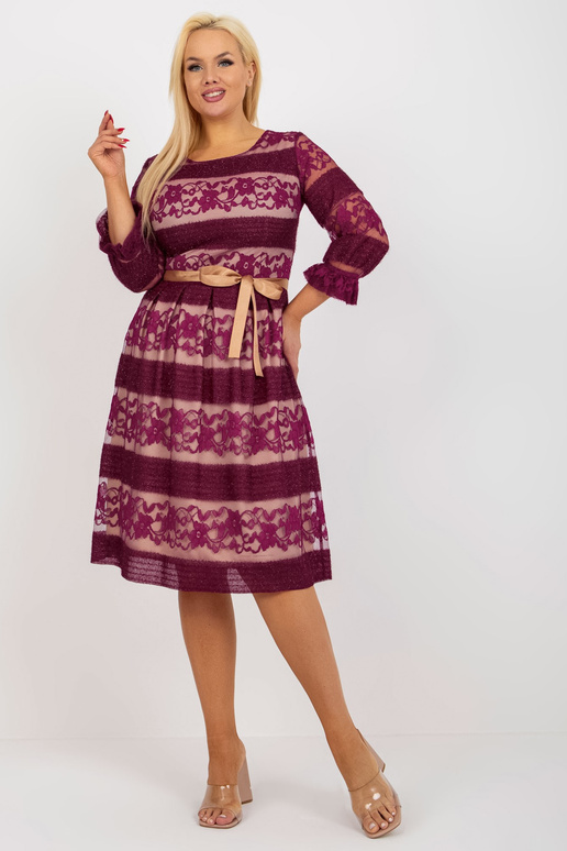 Lilla suures suuruses pitsiga...