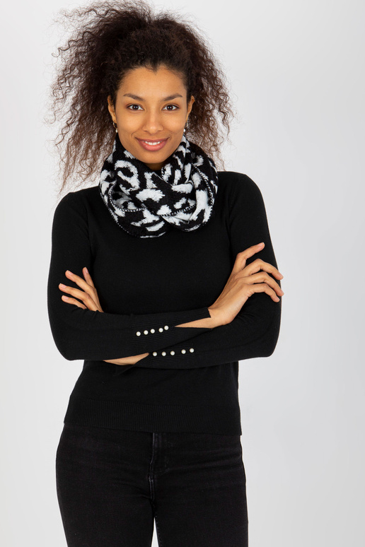 Valge ja must mustritega talvekorsten