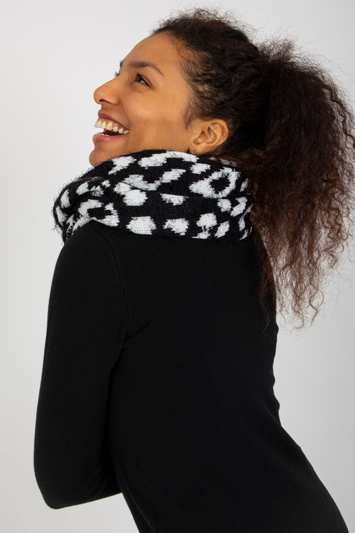 Valge ja must mustritega talvekorsten