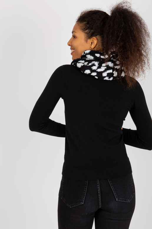 Valge ja must mustritega talvekorsten