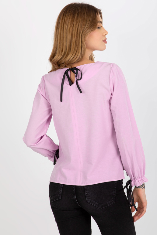 Helelilla pidulik pluus köite ja pitsiga