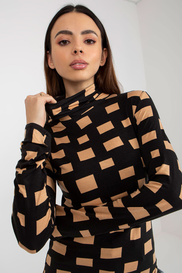 Must ja kaameli pluus...