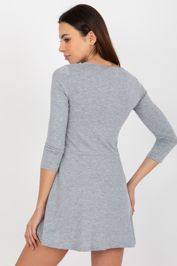 Hall laienenud V-kaelusega...