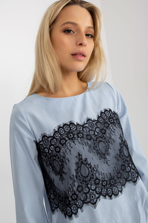 Helesinine pidulik pitsiga pluus